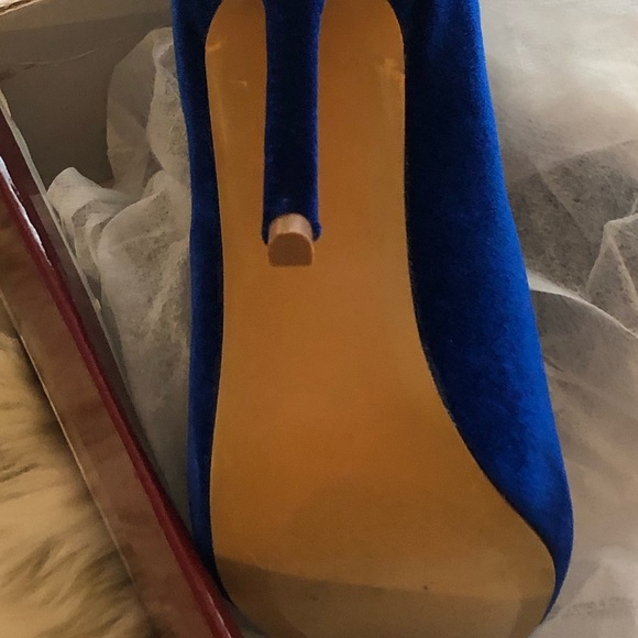 Gorgeous velvet like stilettos - Picture 3 of 5